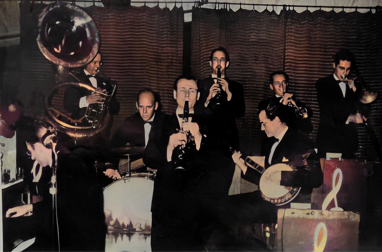 burt bales with the yerba buena jazz band at the dawn club c.1943